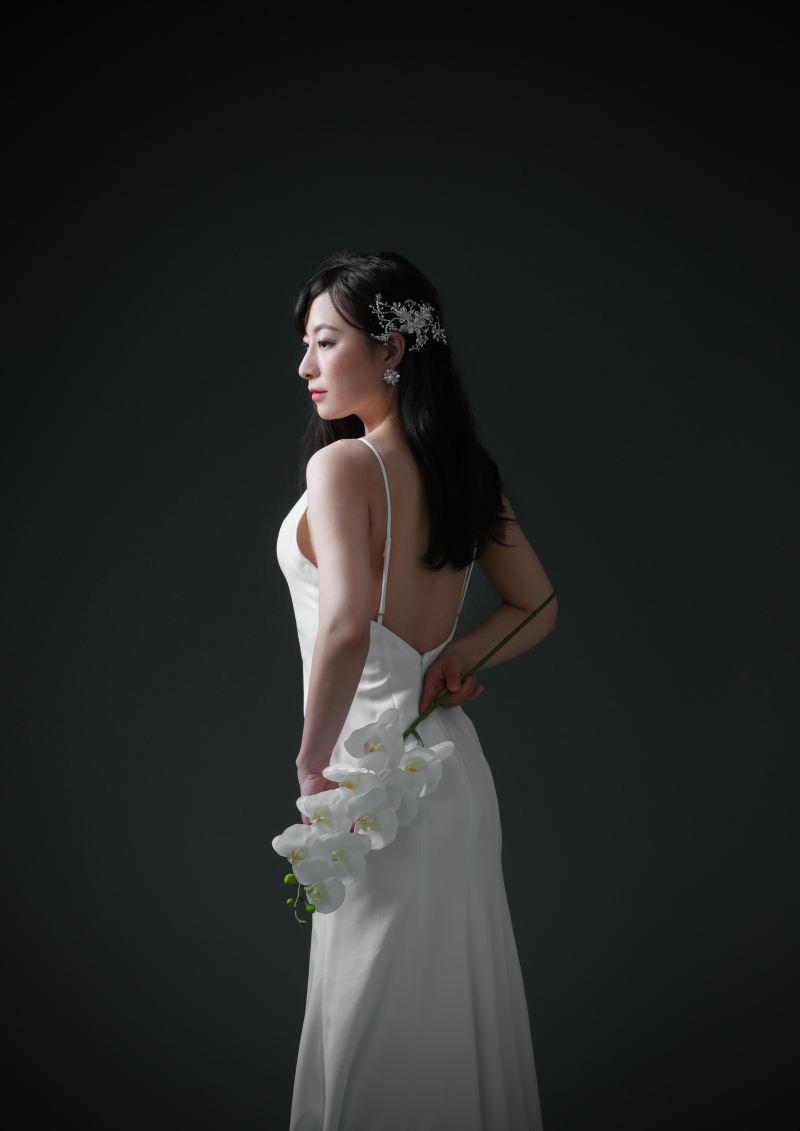 背中の大きく開いたドレスで大人っぽく