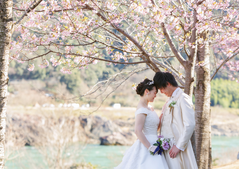 木曽川を背景に&桜の木の下で。