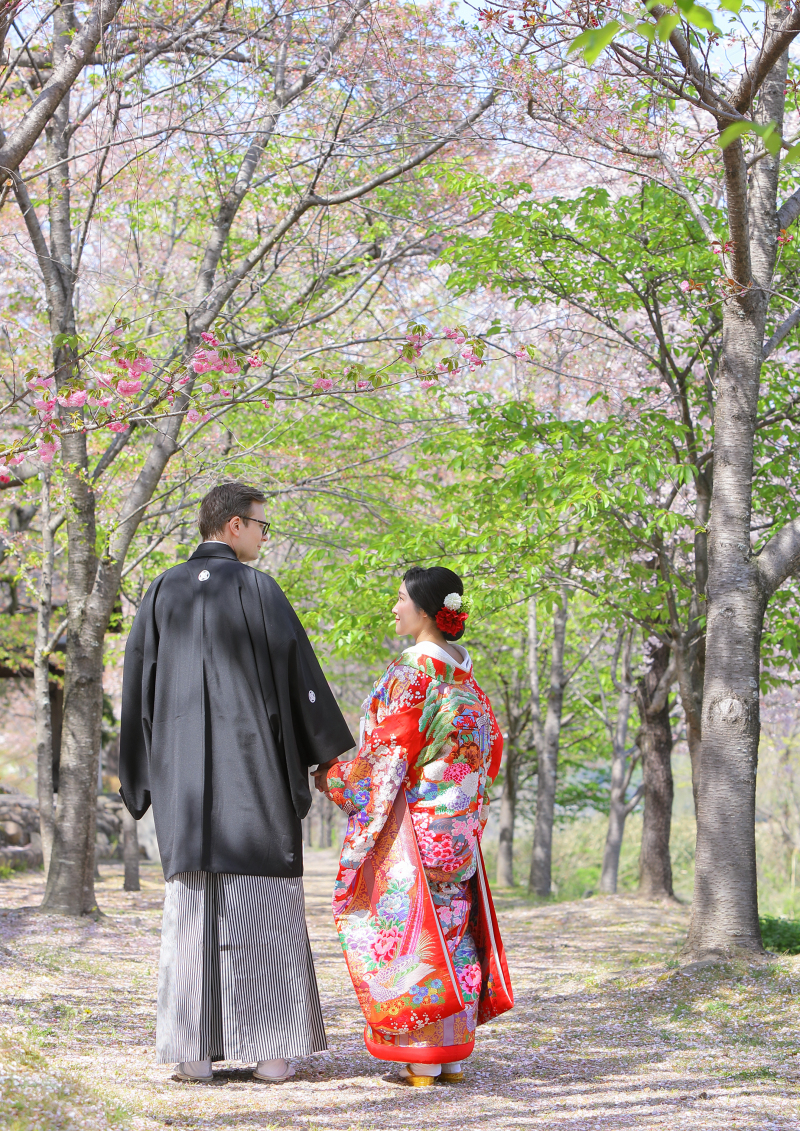 手をつないだ後ろ姿も