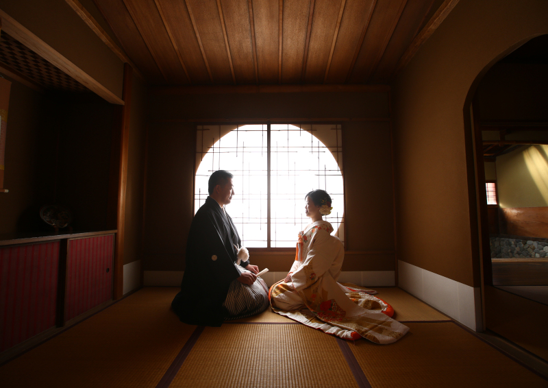 丸い障子の前で