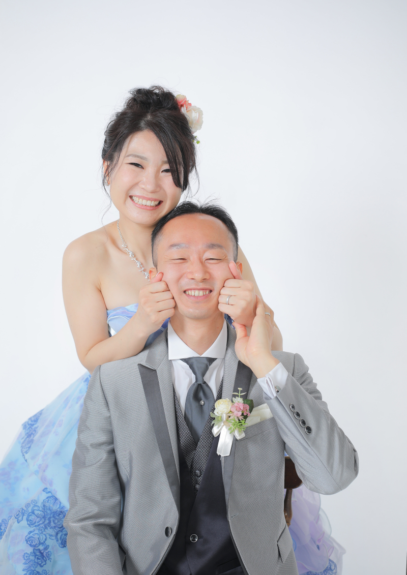 シンプルな背景でふたりらしい1枚も残そう