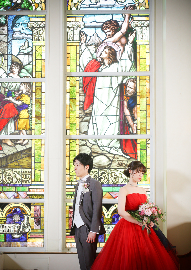 チャペルでアンティークなステンドグラスを入れて