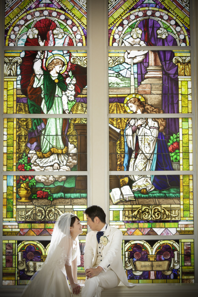 大きなステンドグラスで。