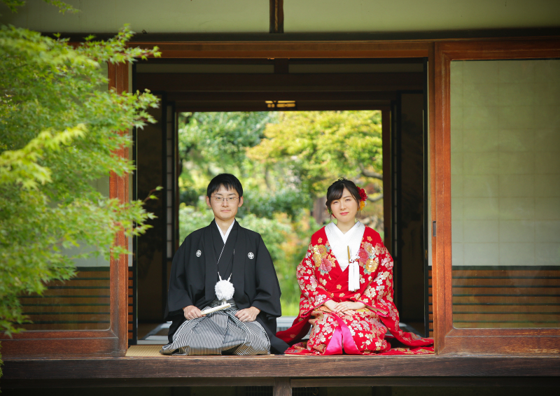 縁側での正座姿。