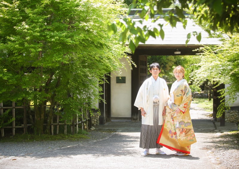 川上別荘入り口で立ち姿を