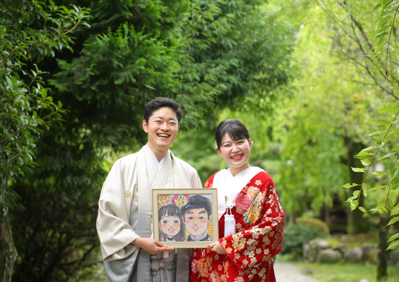 お二人の似顔絵をもって