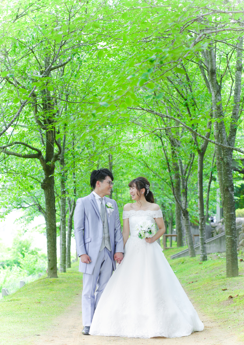 緑いっぱいの並木道で。