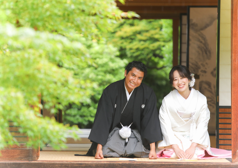 正座でご挨拶のお写真も