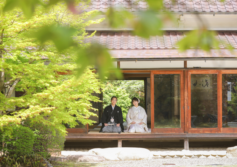 縁側で正座のお写真を