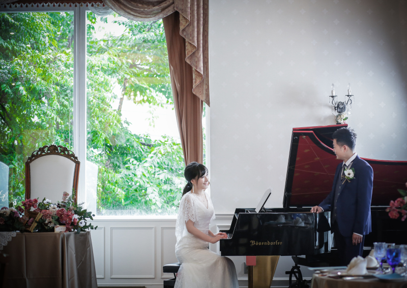 大きな窓やピアノを使って