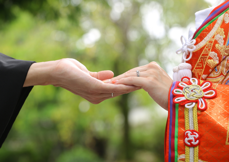 手を取り合って