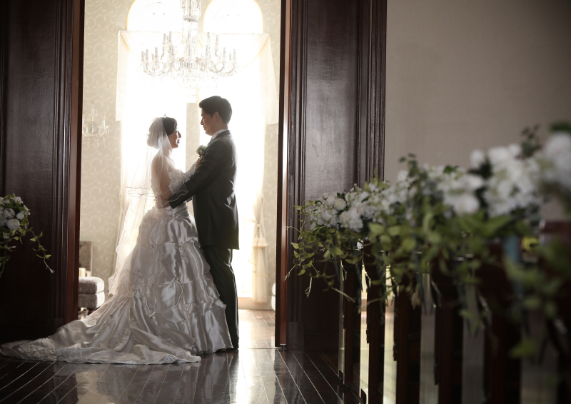 チャペルの入り口でシルエットのお写真を