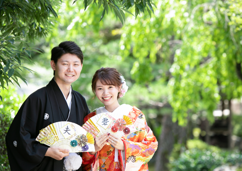 お2人手作りの扇子と一緒に