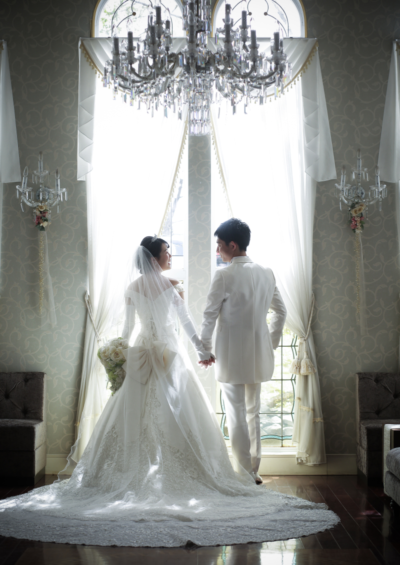 チャペルロビーでの撮影でもドラマチックに!