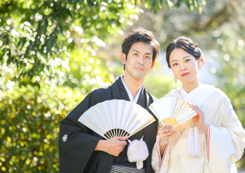お2人で扇子をもって