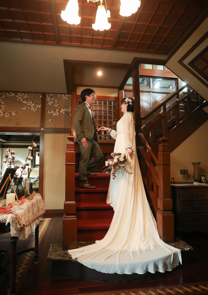 クラシカルな雰囲気に赤いじゅうたんの階段で