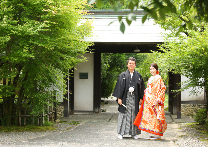 国の重要文化財 川上別荘内和門前にて
