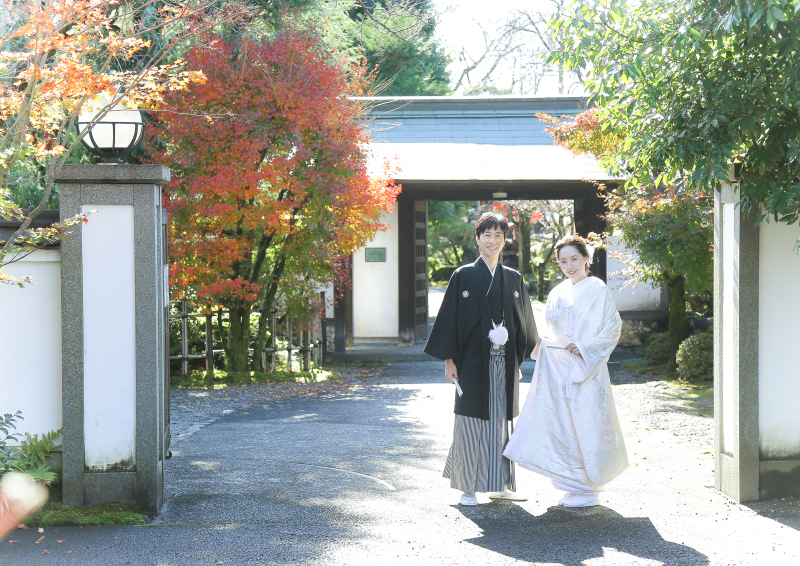 白無垢で立ち姿を