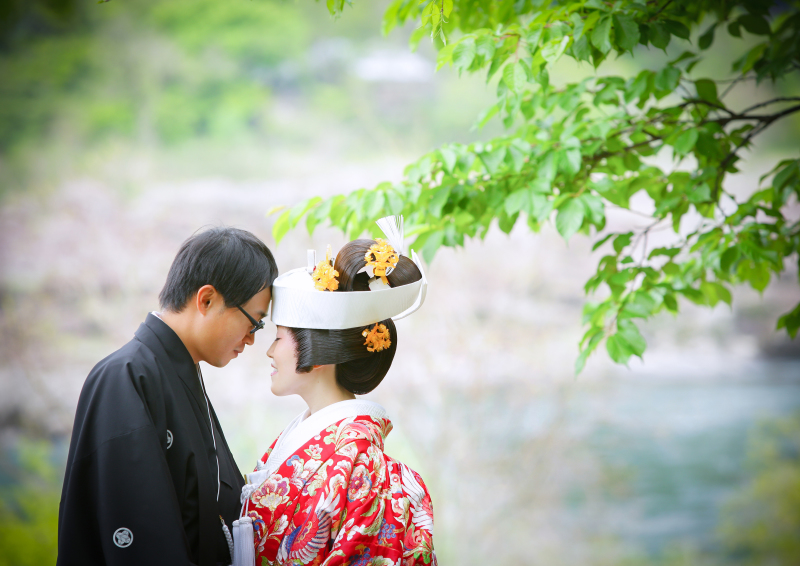 背景には木曽川。