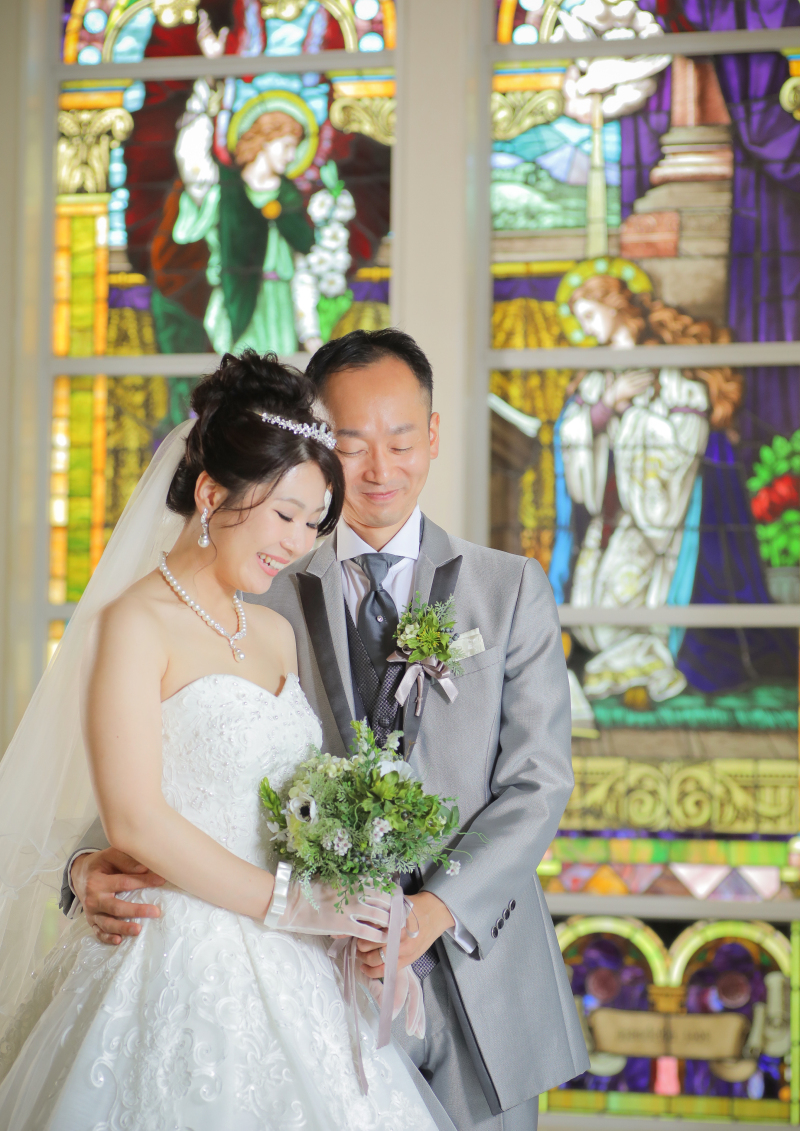 チャペルのステンドグラス前での1枚