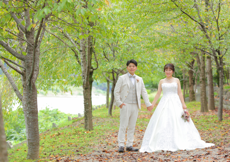 並木道で手をつないで