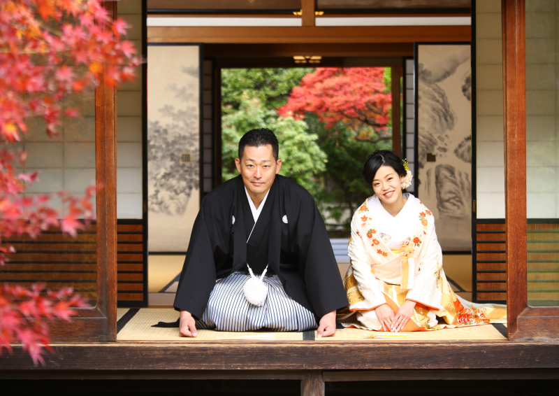 縁側で正座のショットも