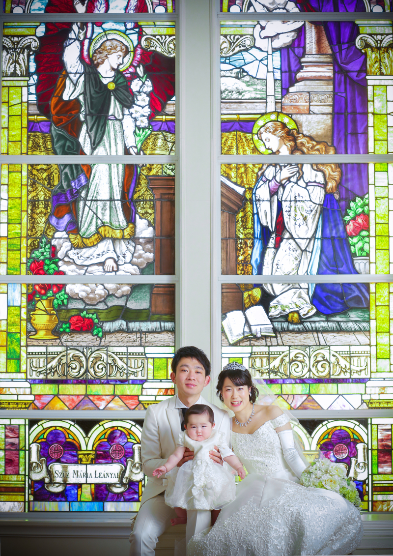 チャペルでの撮影。大きなステンドグラスがあります