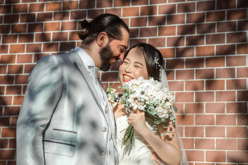 後藤別荘のレンガを背景に…