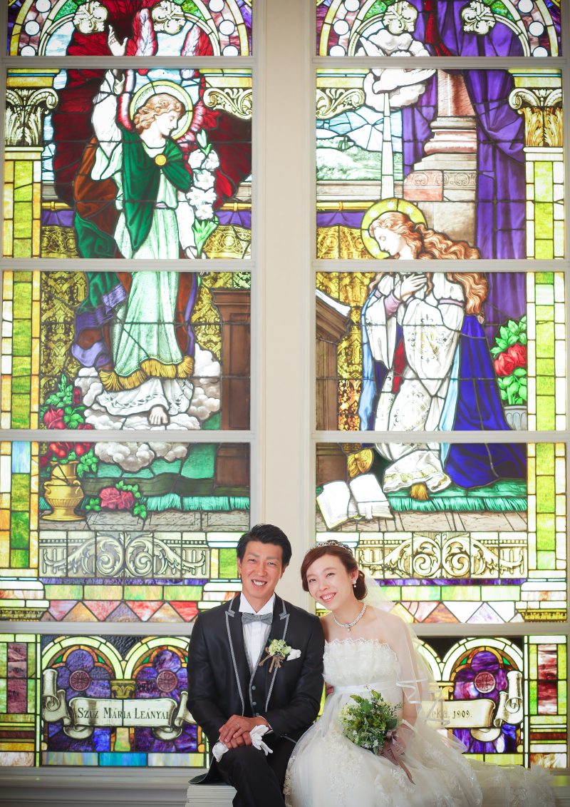 大きなステンドグラスのあるチャペルで。