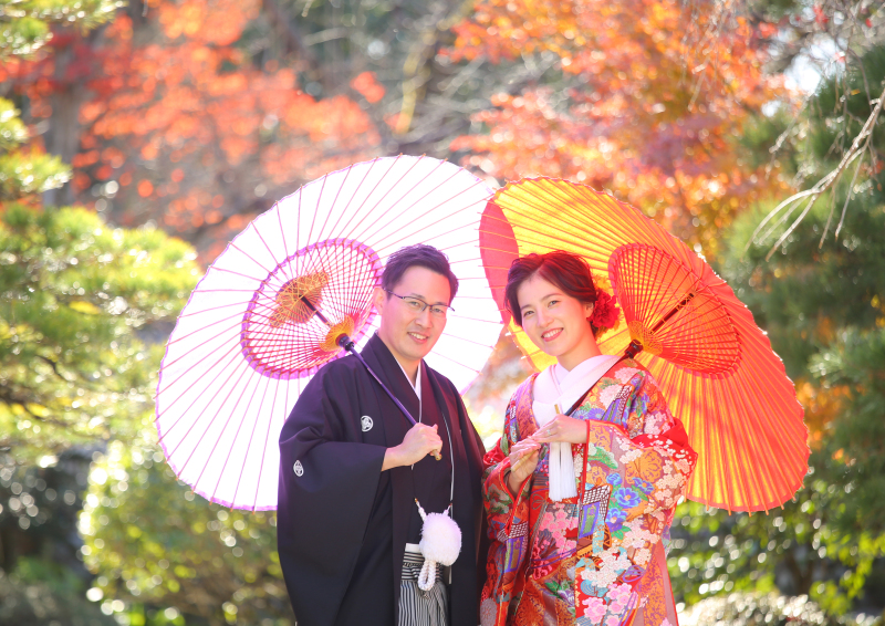 それぞれ和傘をもって