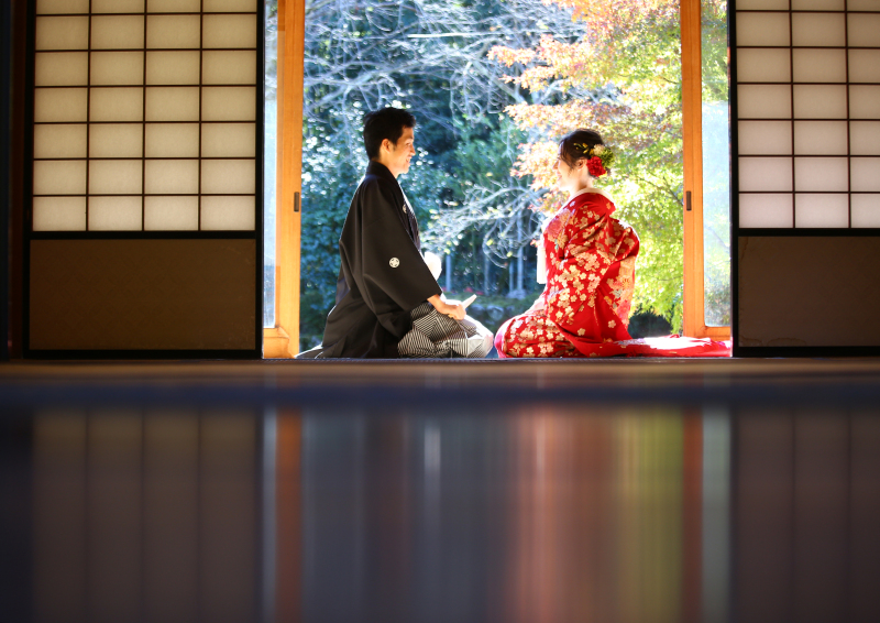 縁側で向き合うお2人の雰囲気とっても素敵です♪