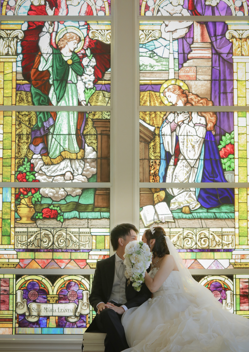 チャペルの大きなステンドグラスを使って♪