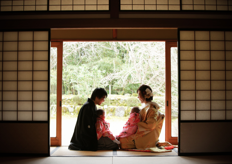 ほっこりするご家族写真です