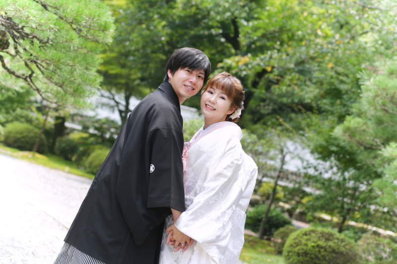 白無垢で中の着物をピンクのコーディネート