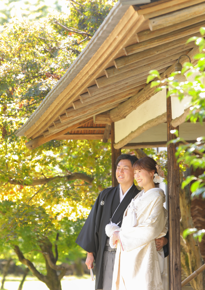 お二人で風景を眺めるお写真も