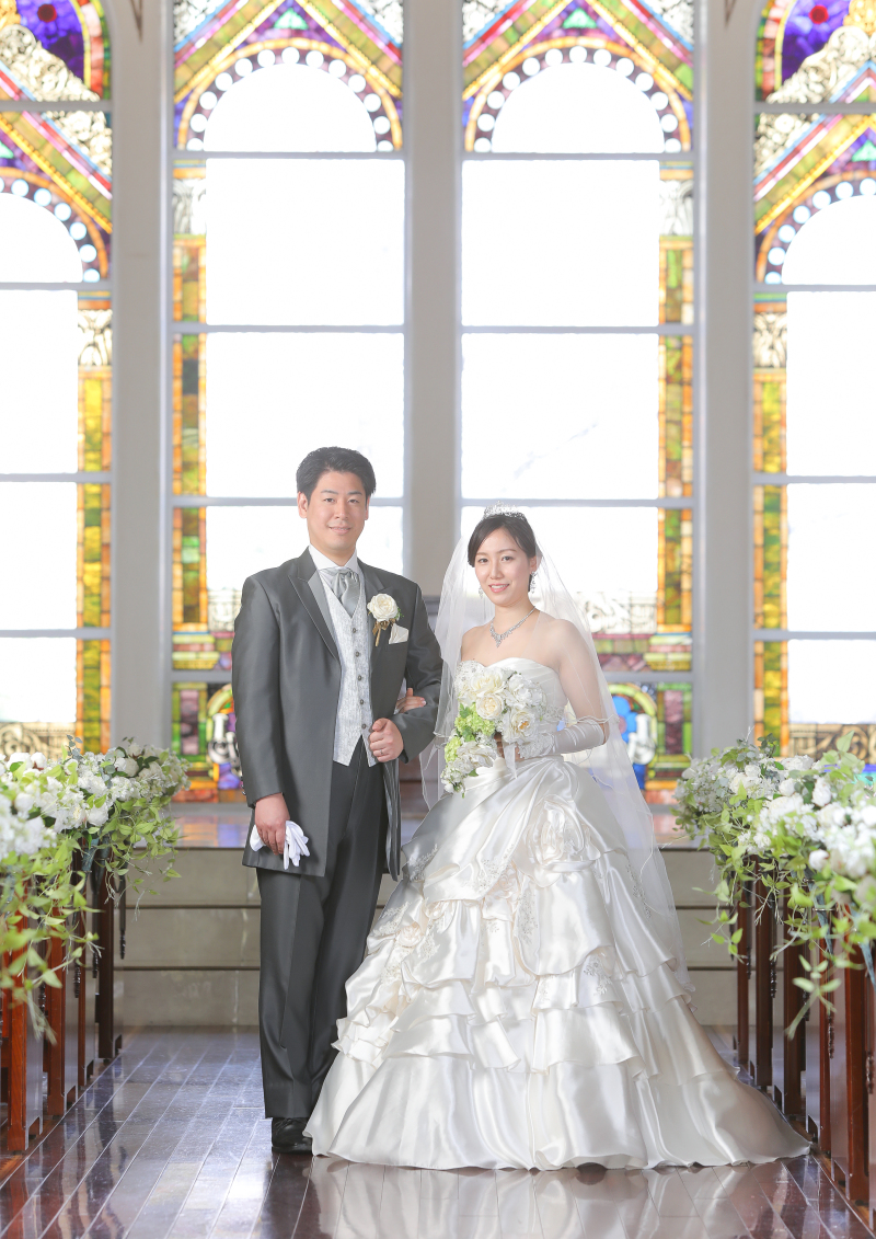 ウエディングドレスに着替えてチャペルで立ち姿