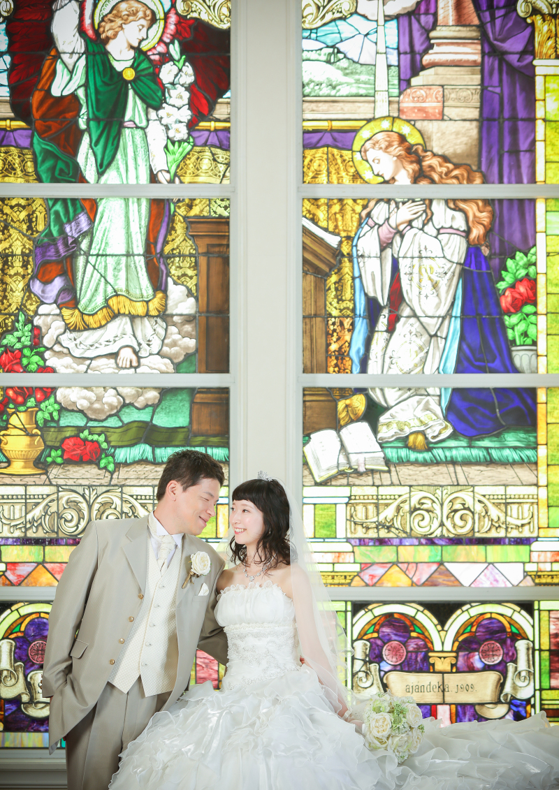 ステンドグラスの前で