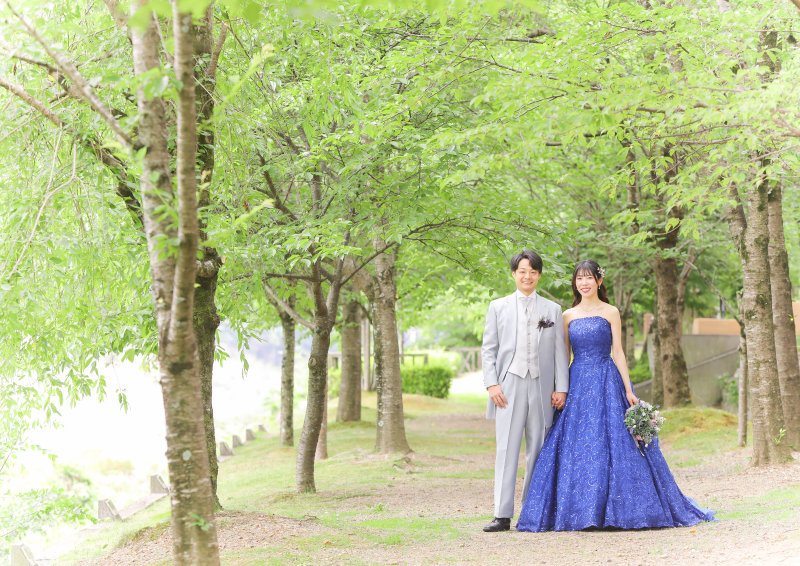 カラードレスで新緑の綺麗な並木道を使って