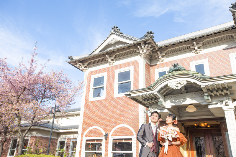 桜と歴史ある近代建築に包まれて贅沢な3着撮影!