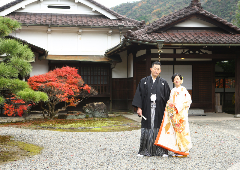 川上別荘を背景に