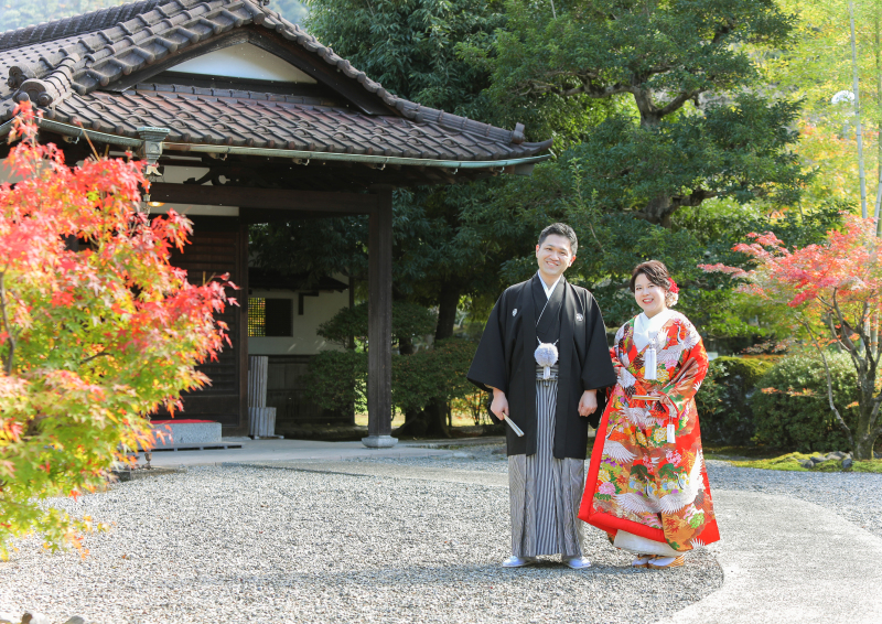 川上別荘の玄関を背景に