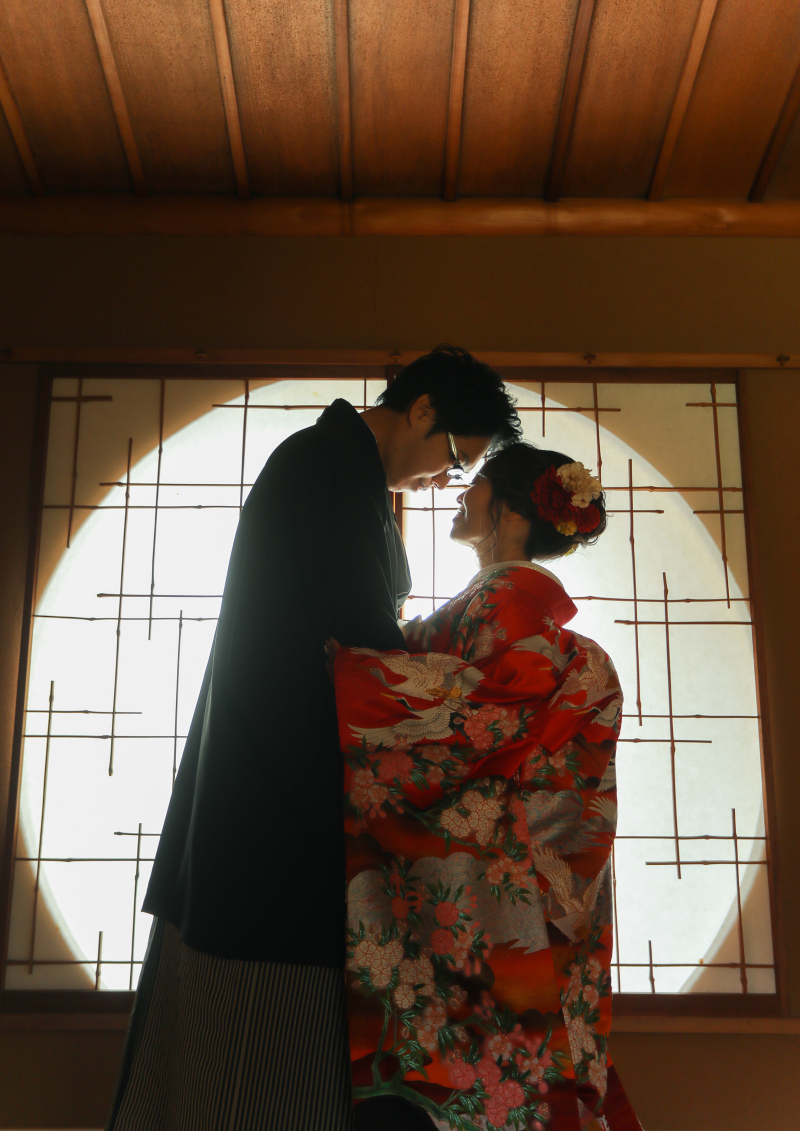 丸い障子の前でシルエット