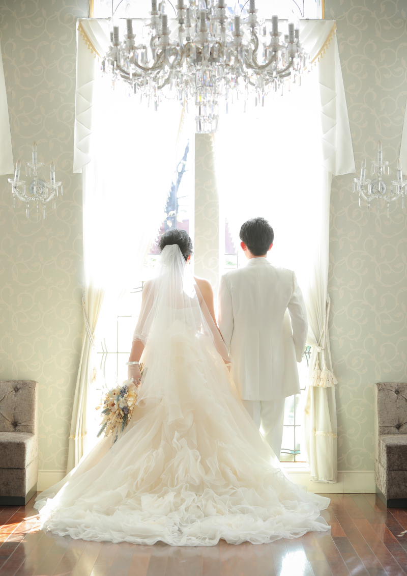 チャペルのロビーで後ろ姿