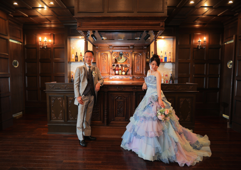 披露宴会場にあるアンティークのバーカウンターで
