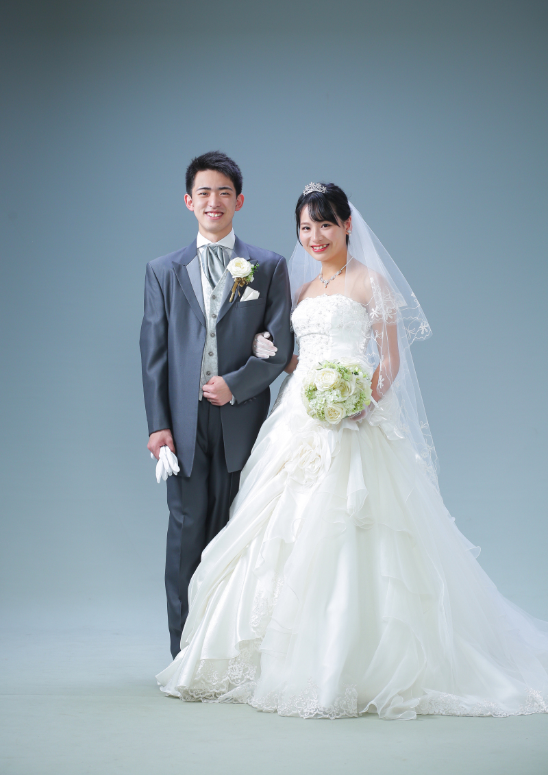 洋装でも定番ポーズを