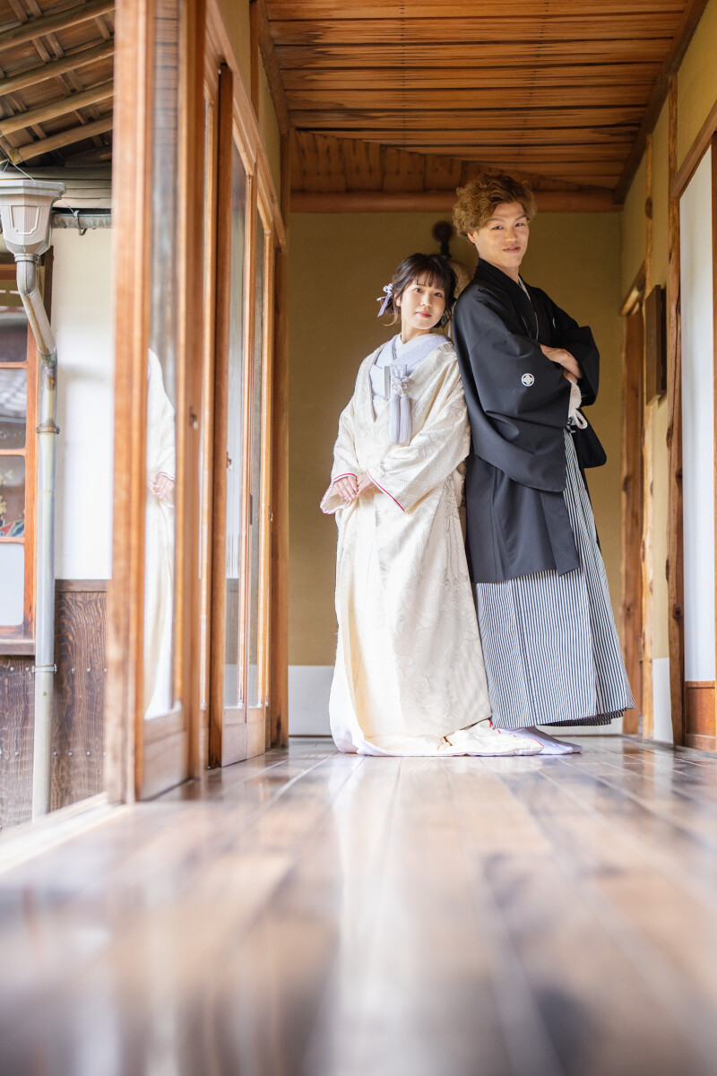 凛とした雰囲気を残す背中合わせカット