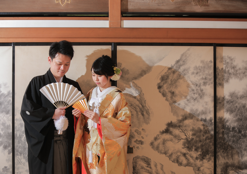 水墨画のふすまの前で