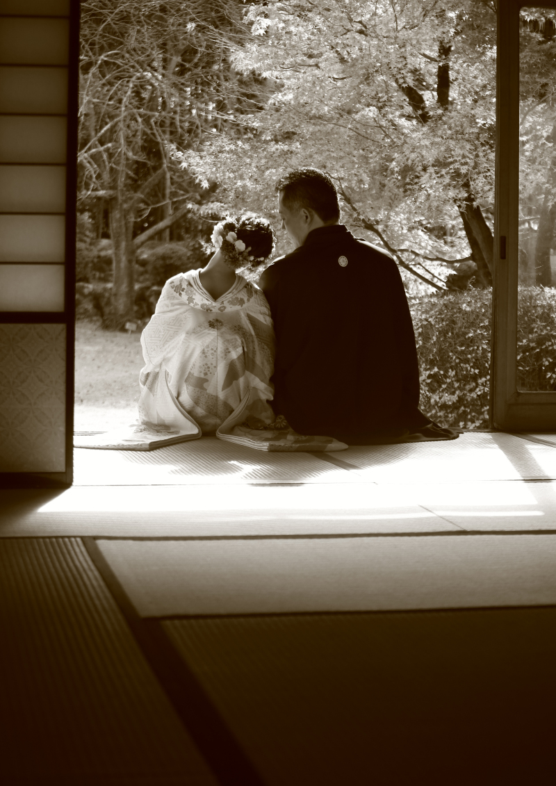 縁側でシルエットのお写真を