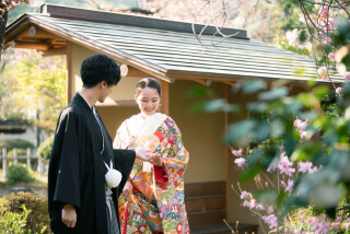 和装に合う庭や建物があるから和装も豊富！