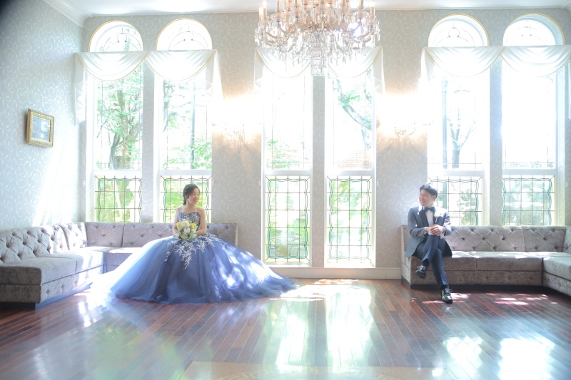 チャペルロビーもシャンデリアと自然光が美しいフォト